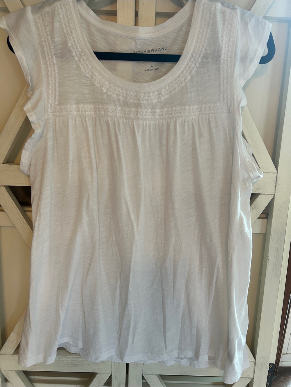 Lucky Brand White Embroidered Scoop Neck  Flutter Sleeve sz L